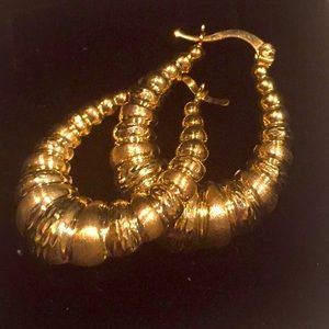 Gorgeous 10k gold scalloped hoops NEVER WORN